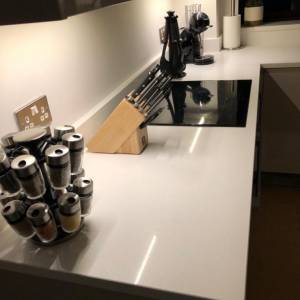 30mm Bianco Grigio Quartz worktops, undermount sink, drain grooves, hob, sill and upstands